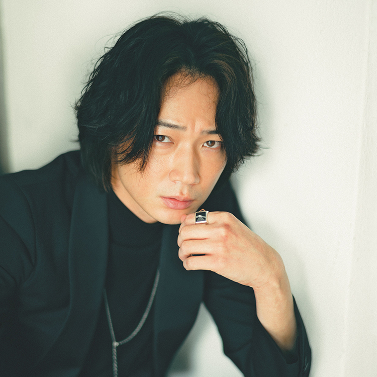 綾野剛が魅力的であるために大切にする3つの“○○ない”とは