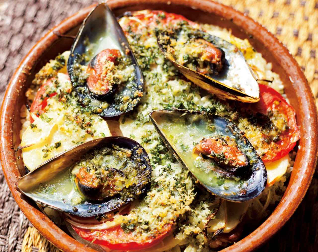【地中海ダイエットレシピ】食べごたえ十分 「ムール貝とじゃがいもの玄米ティエッラ」 [FRaU]