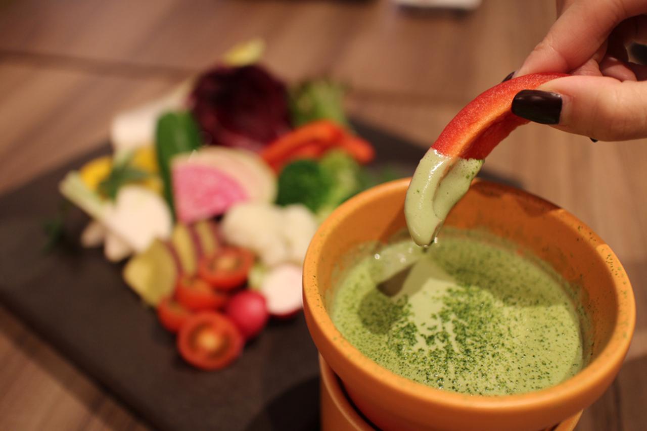 色鮮やかな緑のソースにディップする 「茶―ニャカウダ」