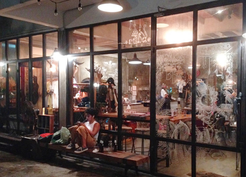 おしゃれな古着やジュエリーも買える、タイ・バンコクの人気カフェ「Blue Dye Cafe」　[FRaU]