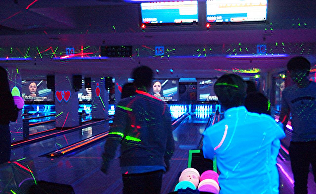 ブラックライトに照らされてボウリング!?　 taehwa bowling cen