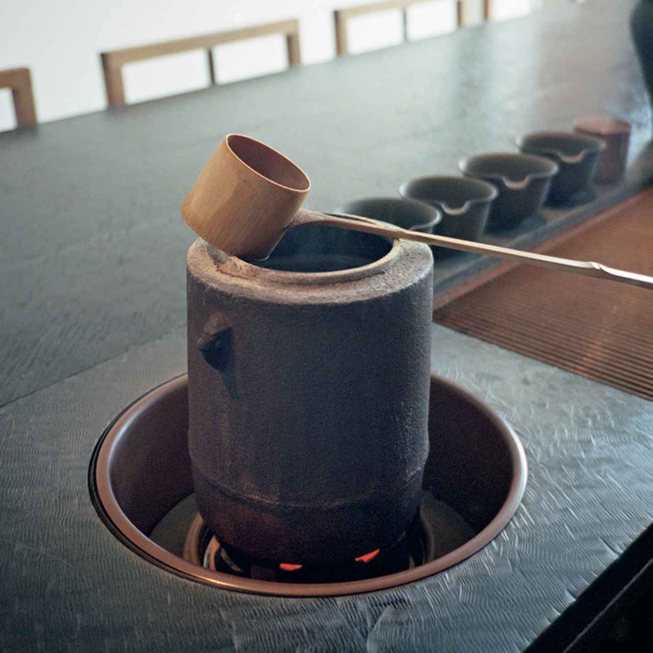 日本茶の香りが漂う店内で一服 。櫻井焙茶研究所