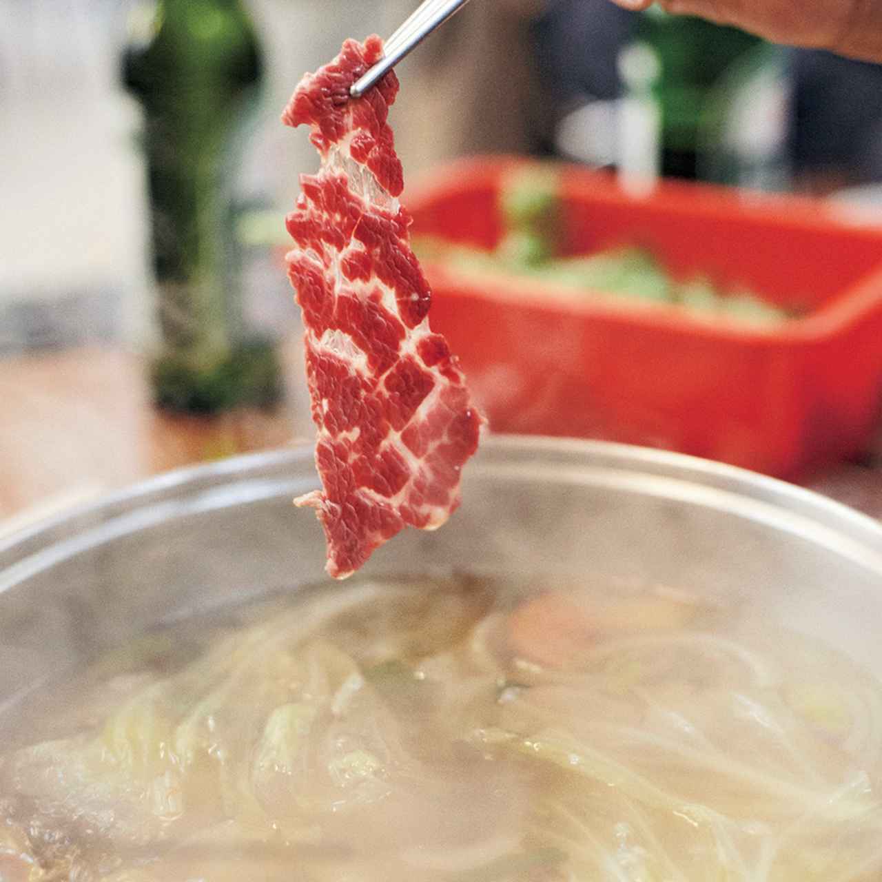 近隣の牧場から毎朝仕入れる新鮮な牛肉を贅沢にしゃぶしゃぶ