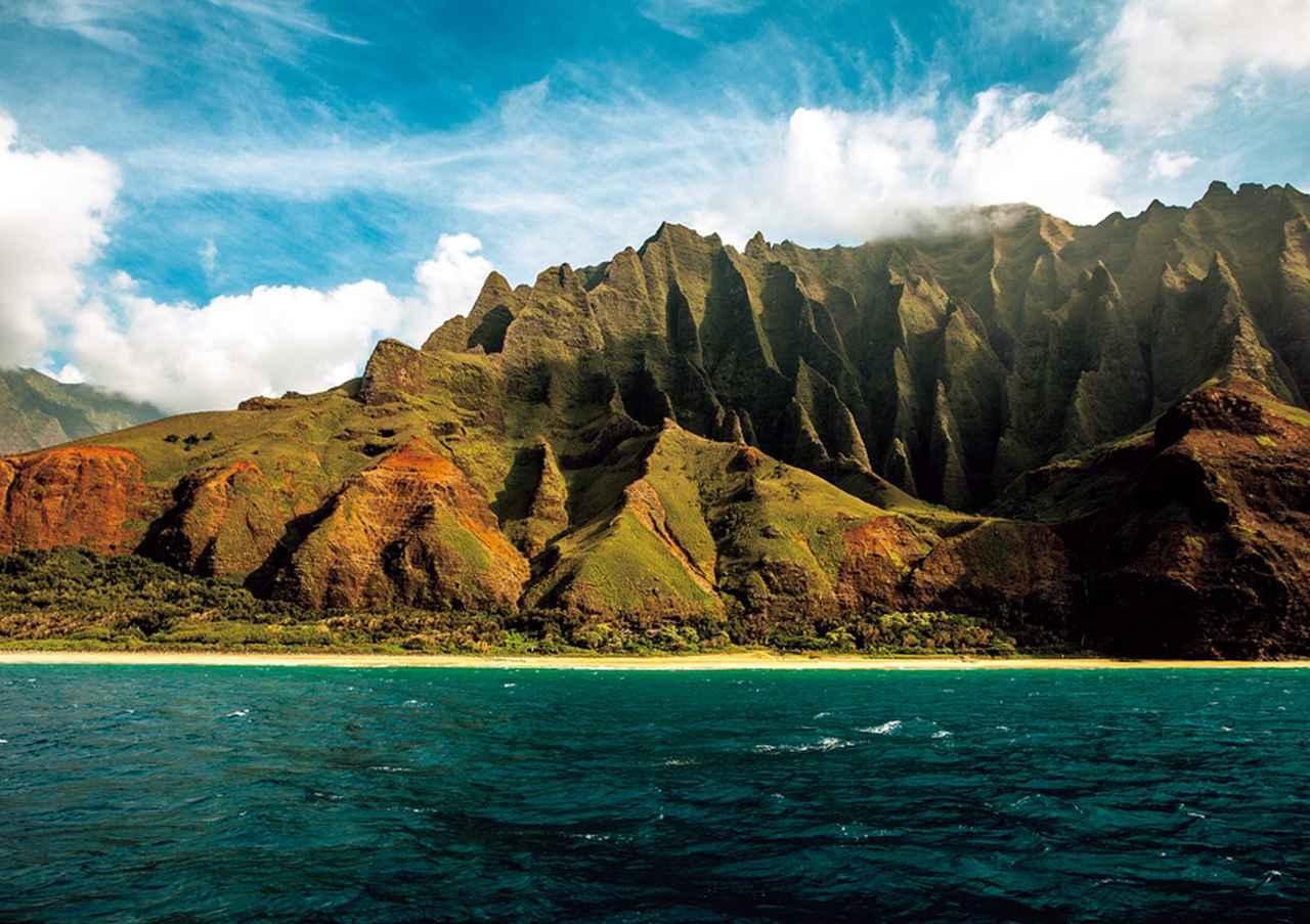 ヘリコプターから見下ろせば ハワイらしい山の景色が広がる  ナパリ コースト