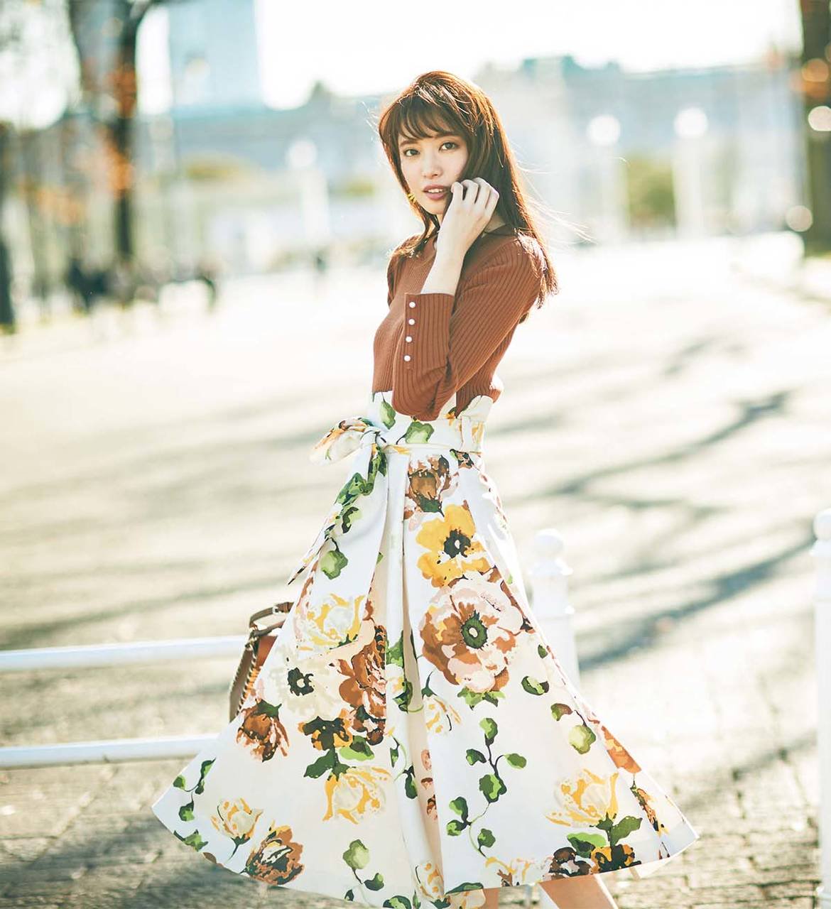 ◆ドラマティックな花柄スカートで 、ワンツーコーデがおしゃれ見え！