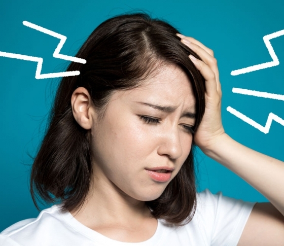 なぜ頭痛に悩む女性は多いの？　メカニズムと解消法が知りたい　[VOCE]