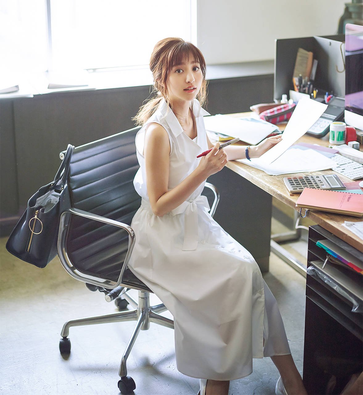 【ロイヤルパーティで ¥5900】クリーンな白ワンピで 全方位納得のオフィス美人