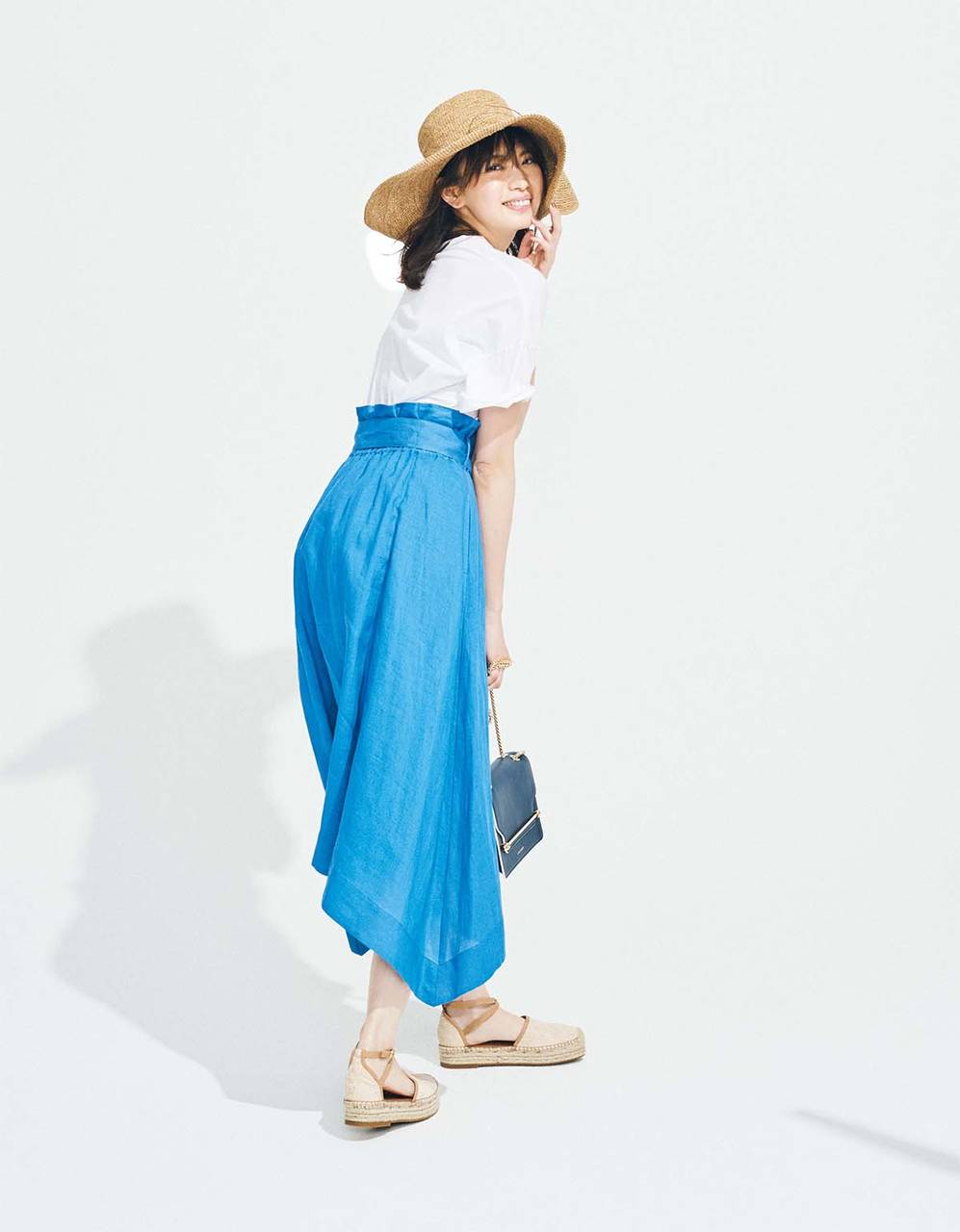 LOOK1▶海を思わせるフレッシュなブルーが夏にピッタリ！