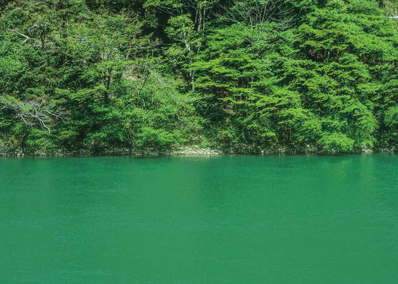 険しい山々が守る、昔ながらの山間の暮らし。