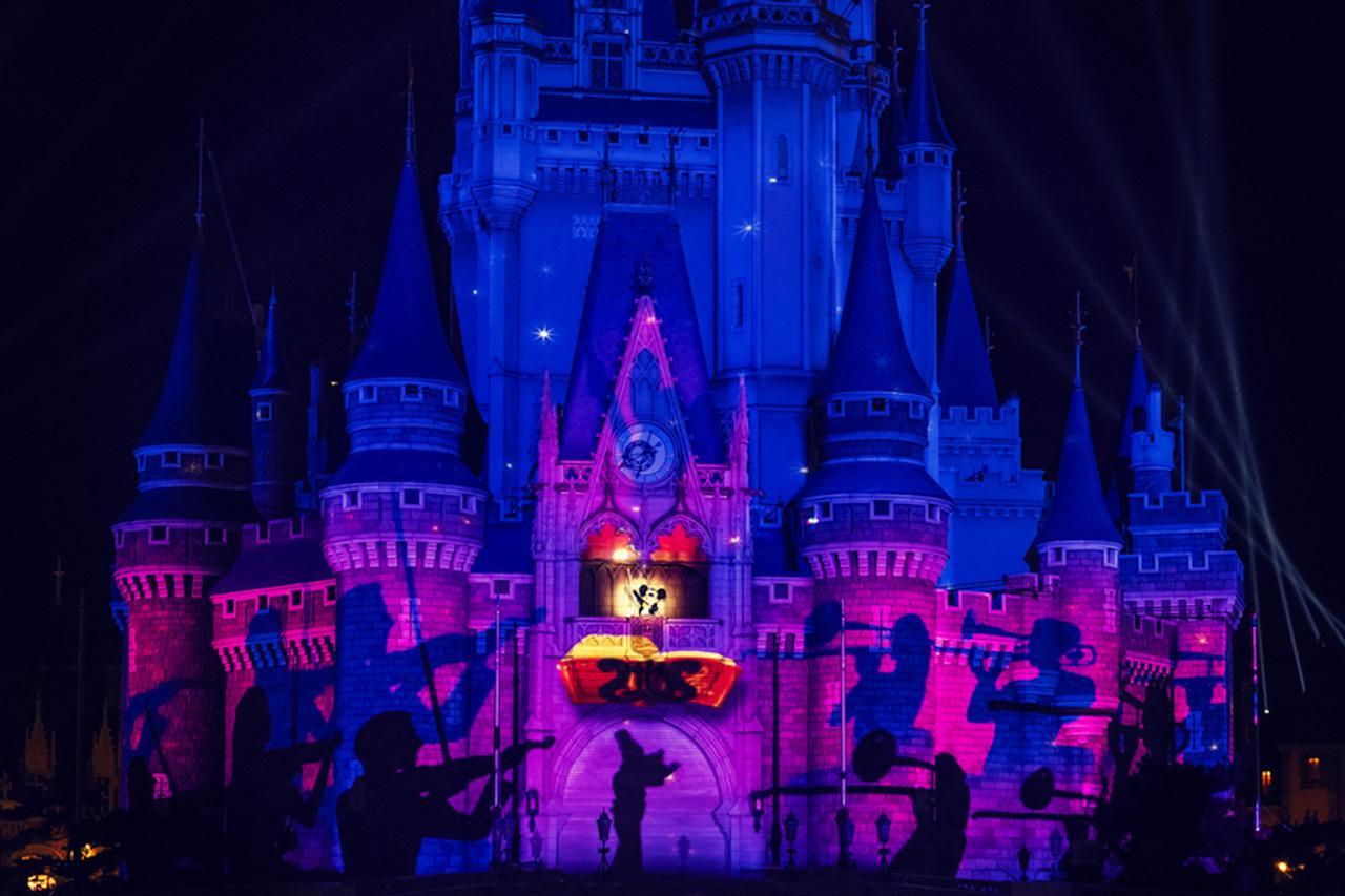 ミッキーマウスとともに夢と魔法の王国を巡る旅へ！